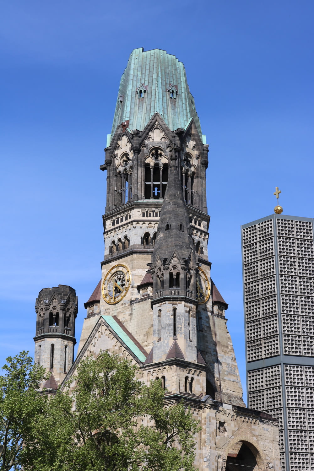 Chiesa di cemento grigio sotto cielo blu durante il giorno
