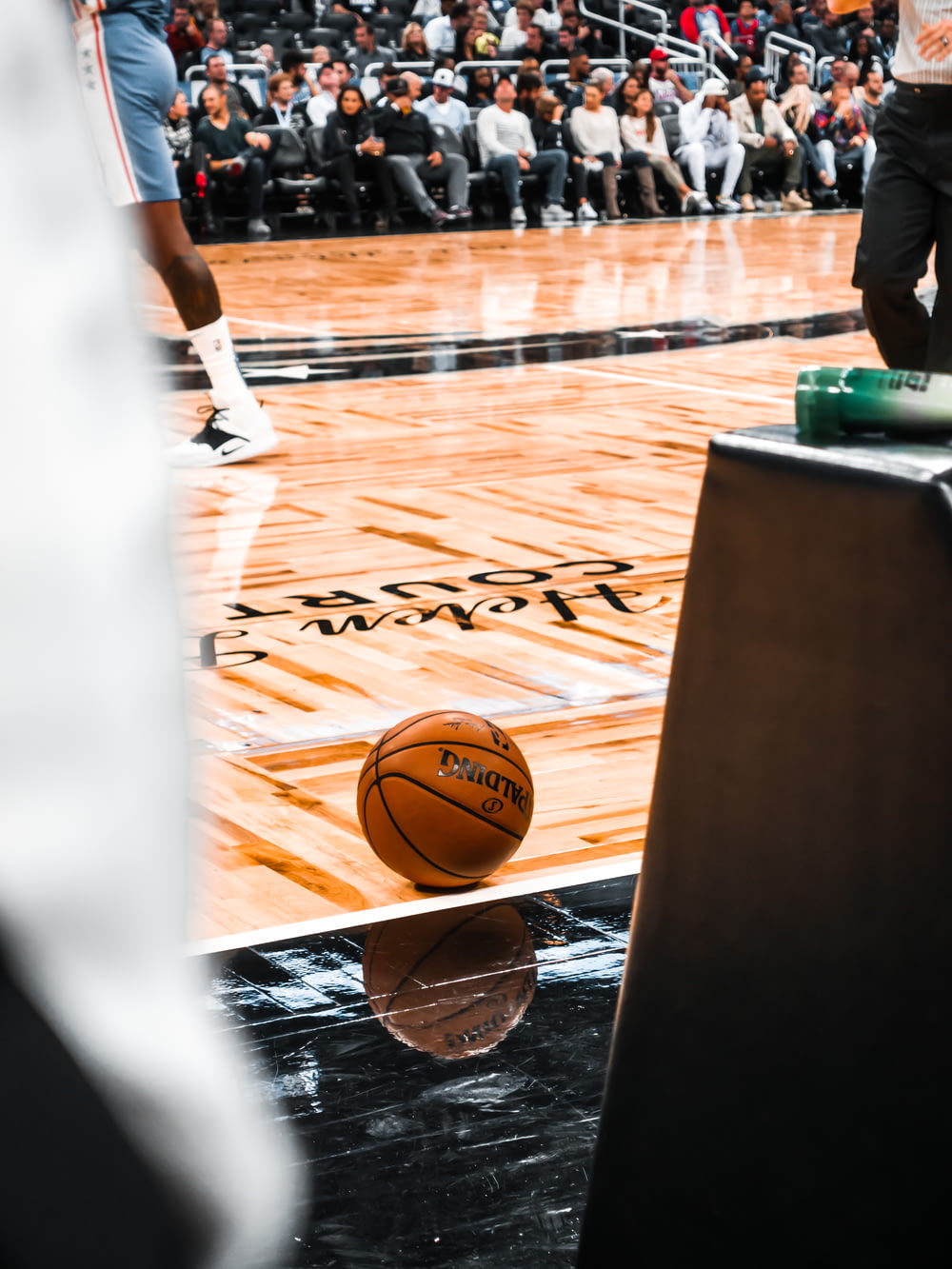 茶色の木製の床に茶色のバスケットボール