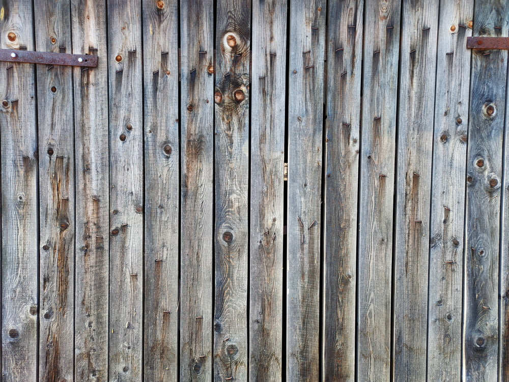 clôture en bois marron avec trou