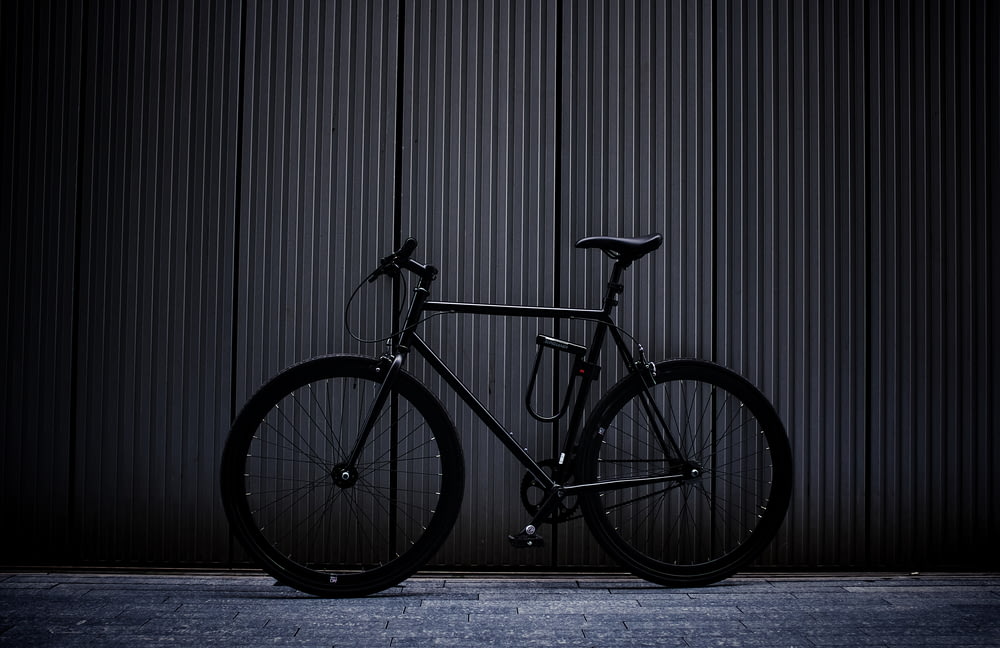 vélo de route noir et gris