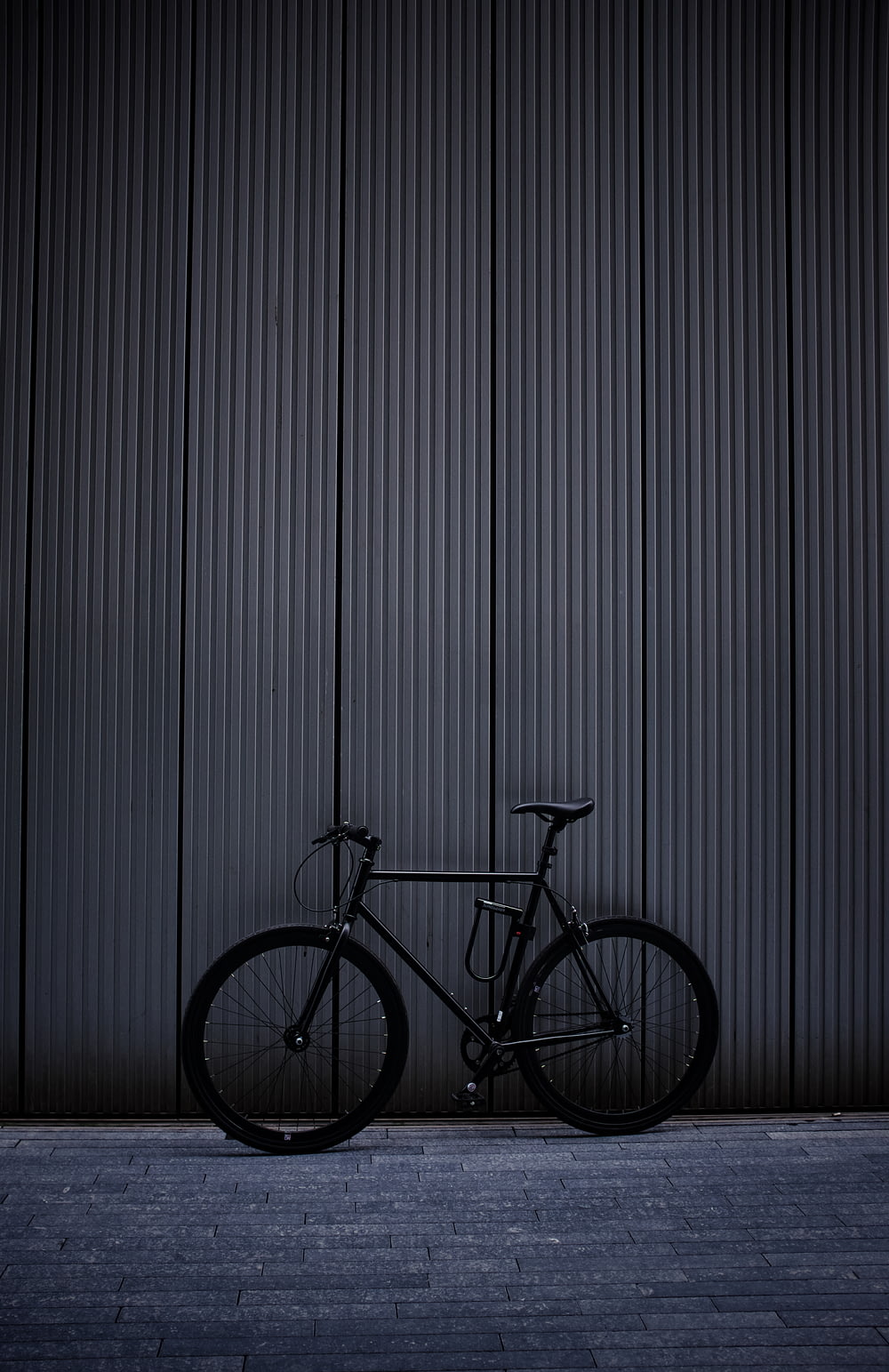 vélo de route noir et gris