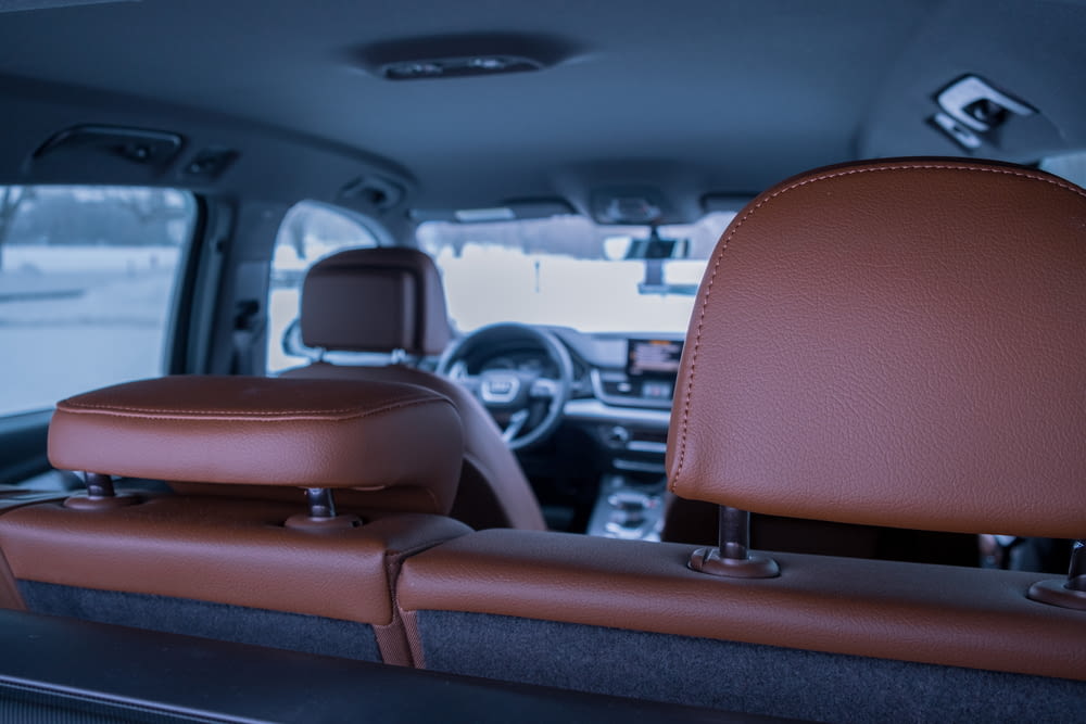 l’intérieur d’un véhicule avec un siège en cuir marron