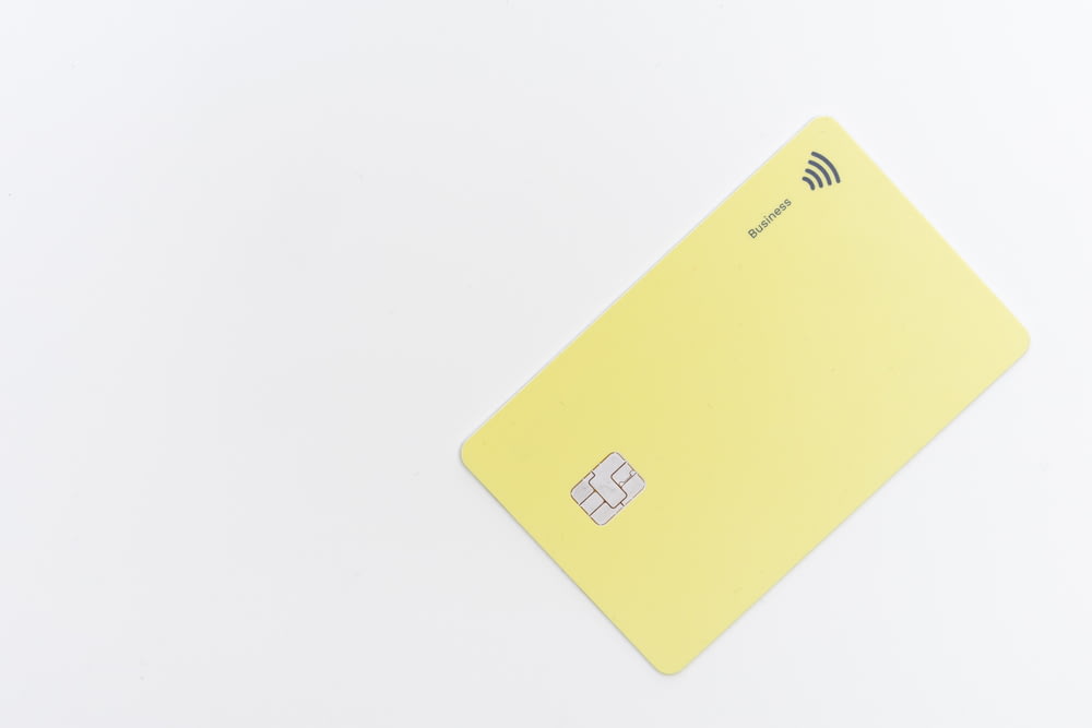 cartão quadrado amarelo na superfície branca