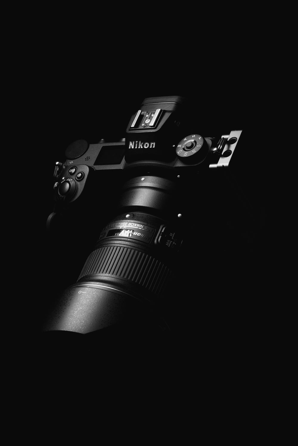 Appareil photo reflex numérique Nikon noir sur surface noire