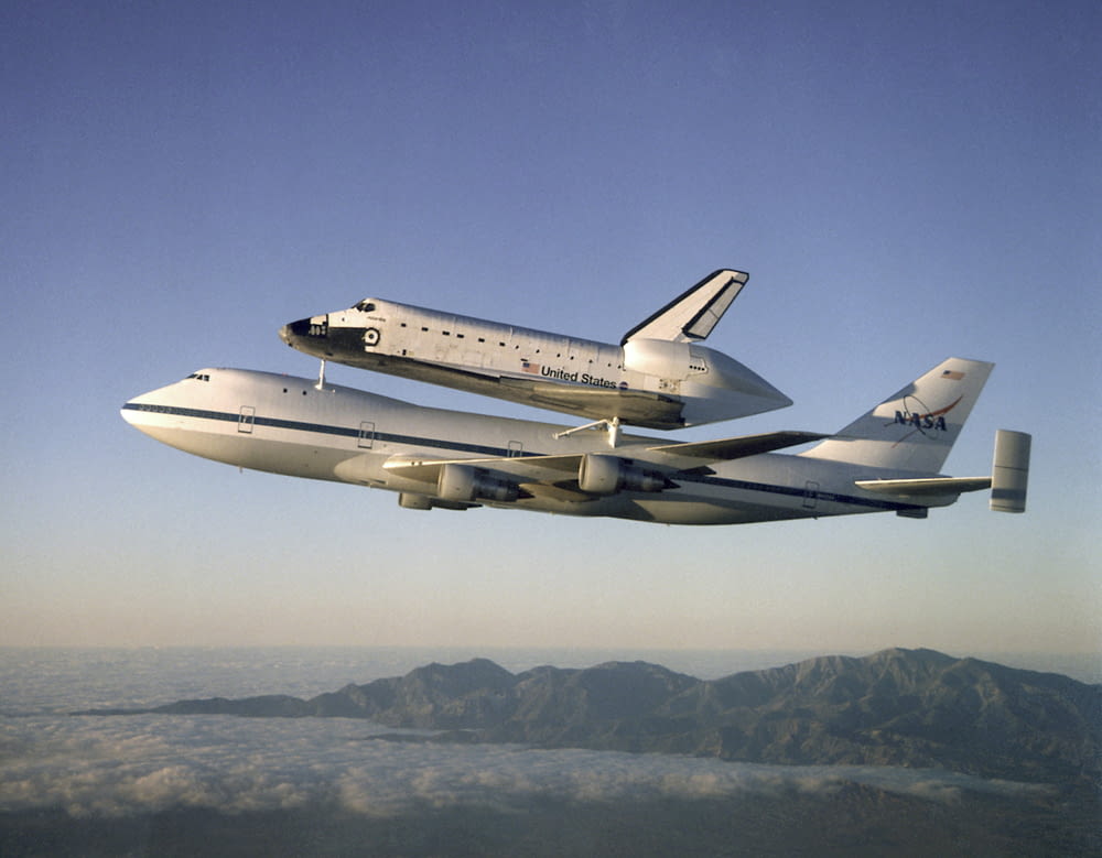 Avião transporta ônibus espacial em voo