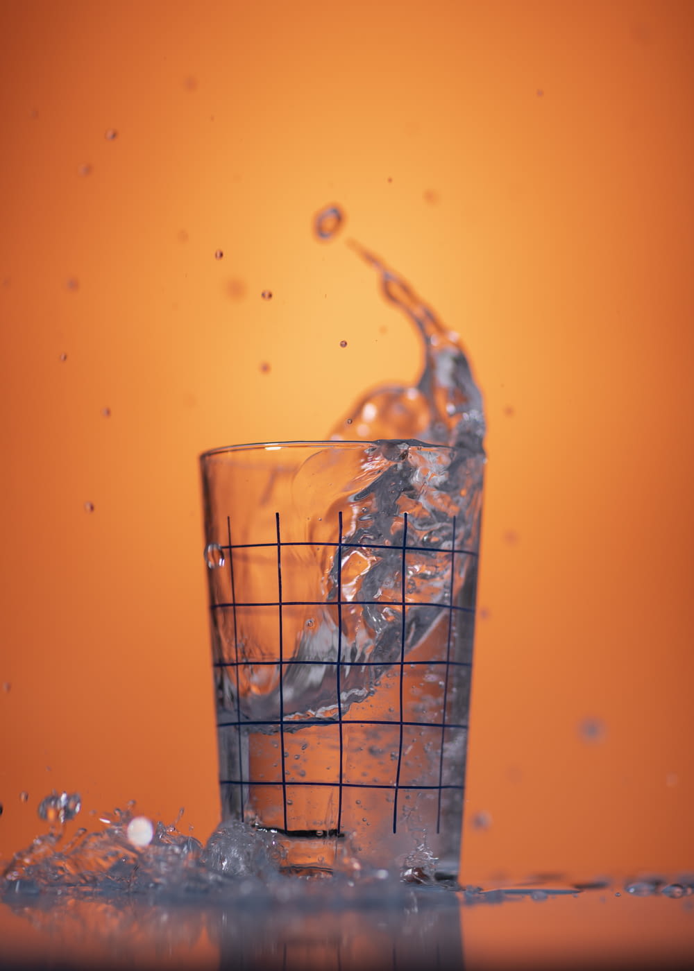 透明なコップに注ぐ水