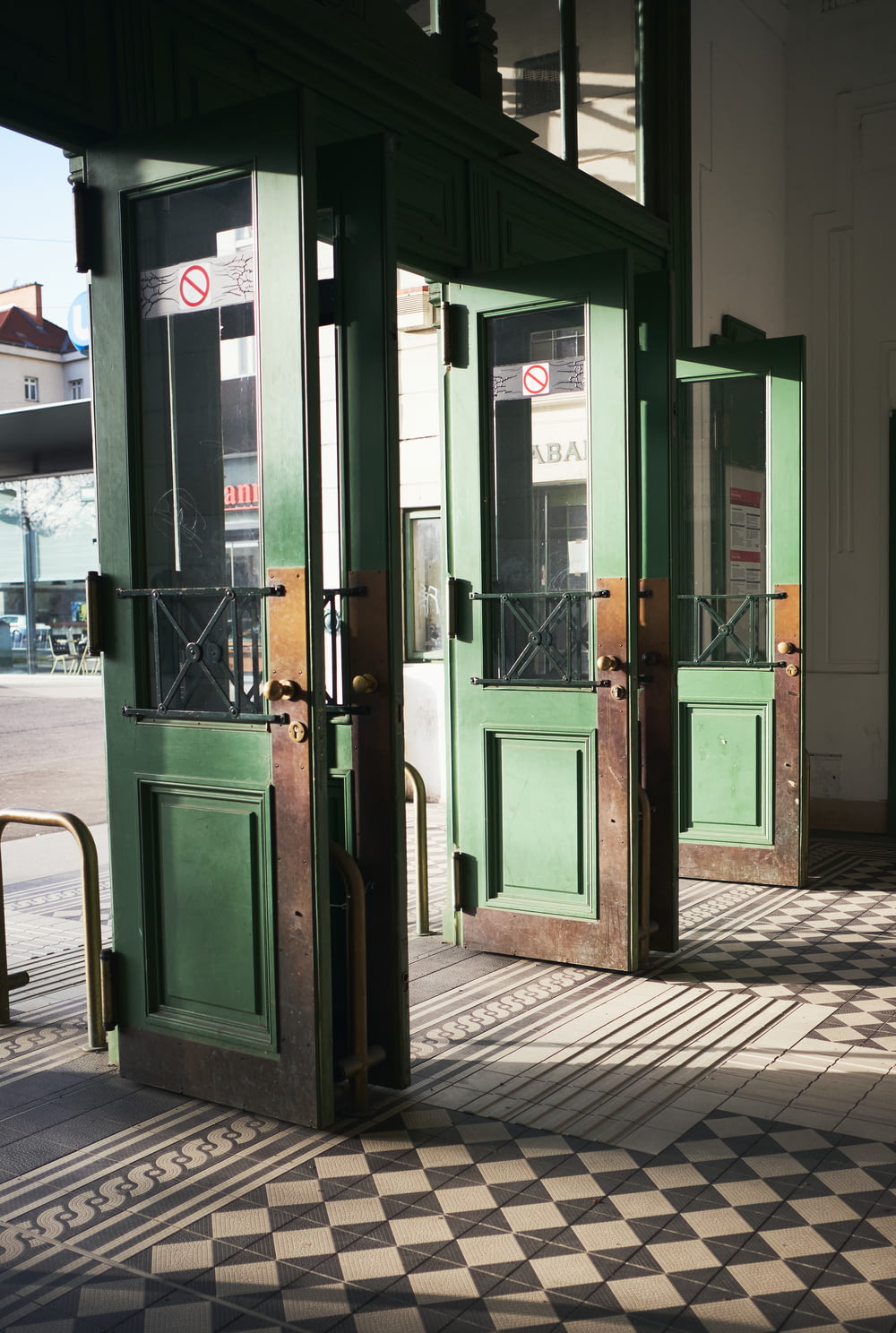 porta de madeira verde e marrom