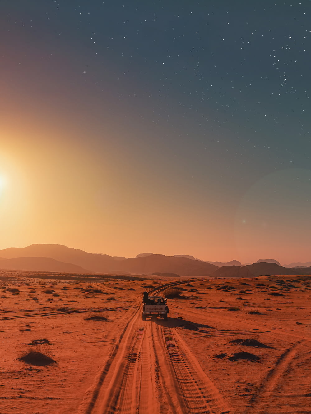 carro preto no deserto durante o dia