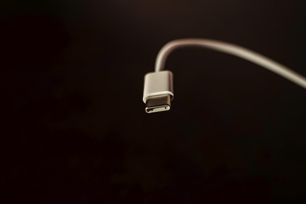 Weißes USB-Kabel auf schwarzer Oberfläche