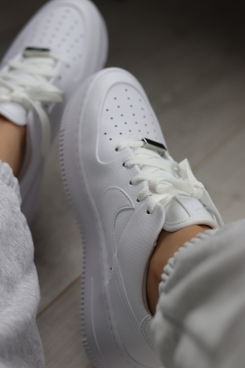 Personne portant Nike Air Force 1 Low blanc