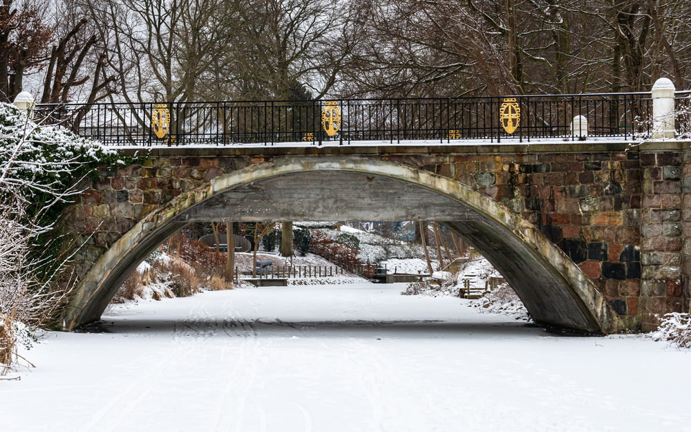 Braune Betonbrücke über schneebedeckten Boden