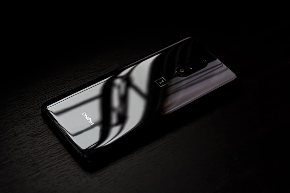 Smartphone Android noir sur table en bois marron