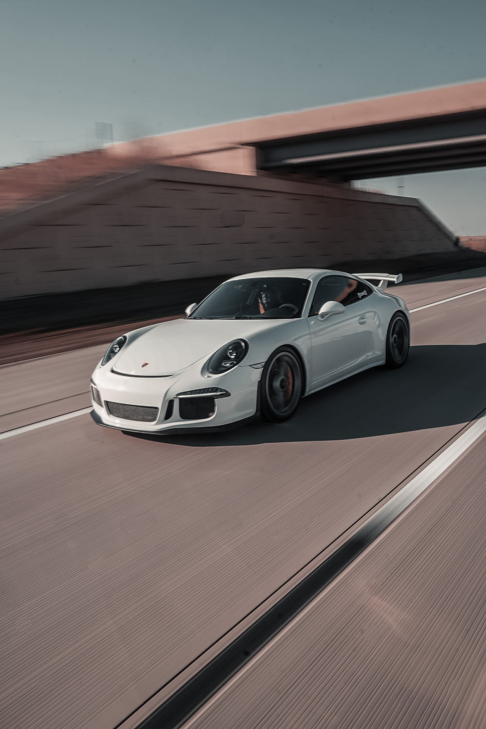Weißer Porsche 911 auf der Straße