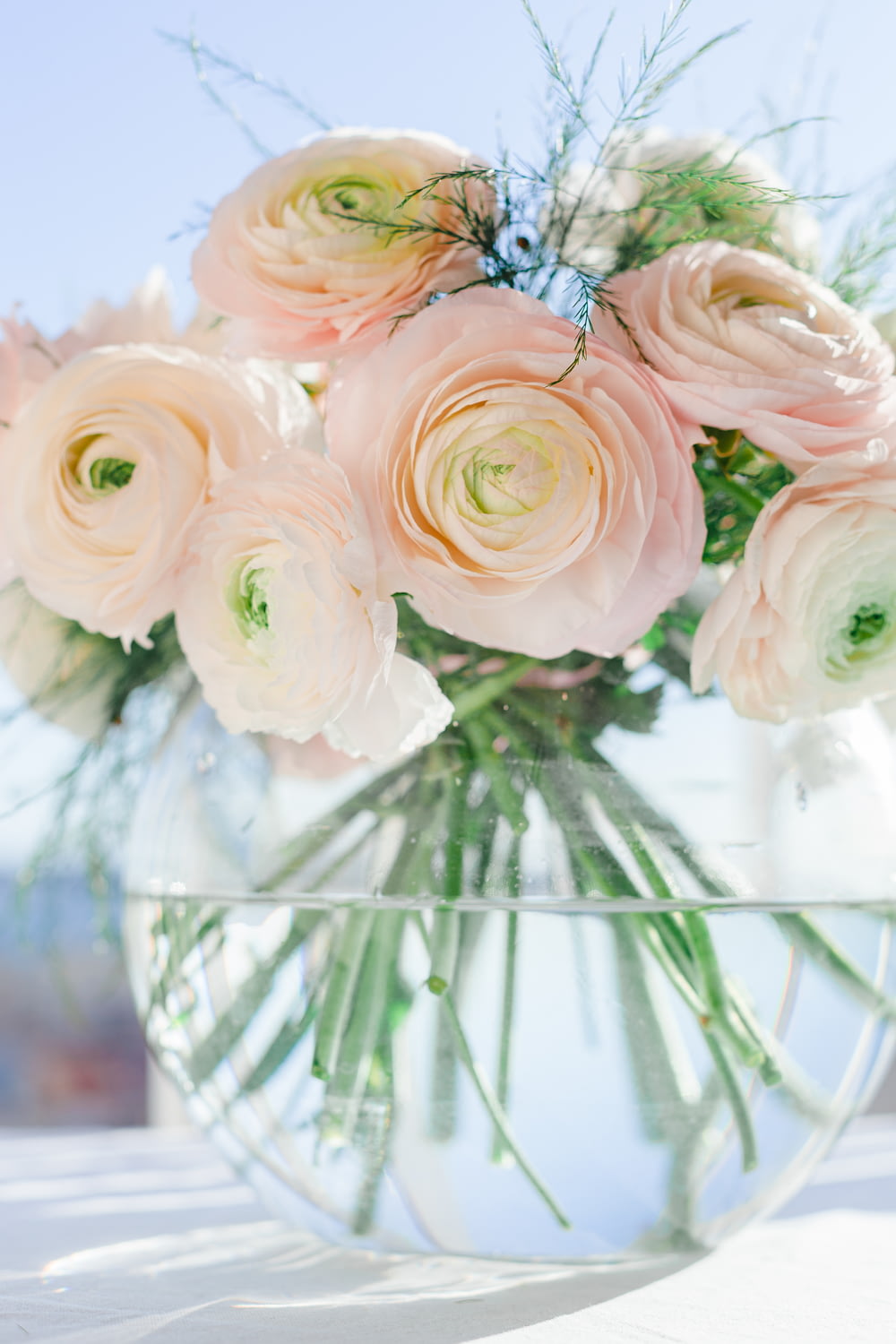 white and pink roses in clear glass vase