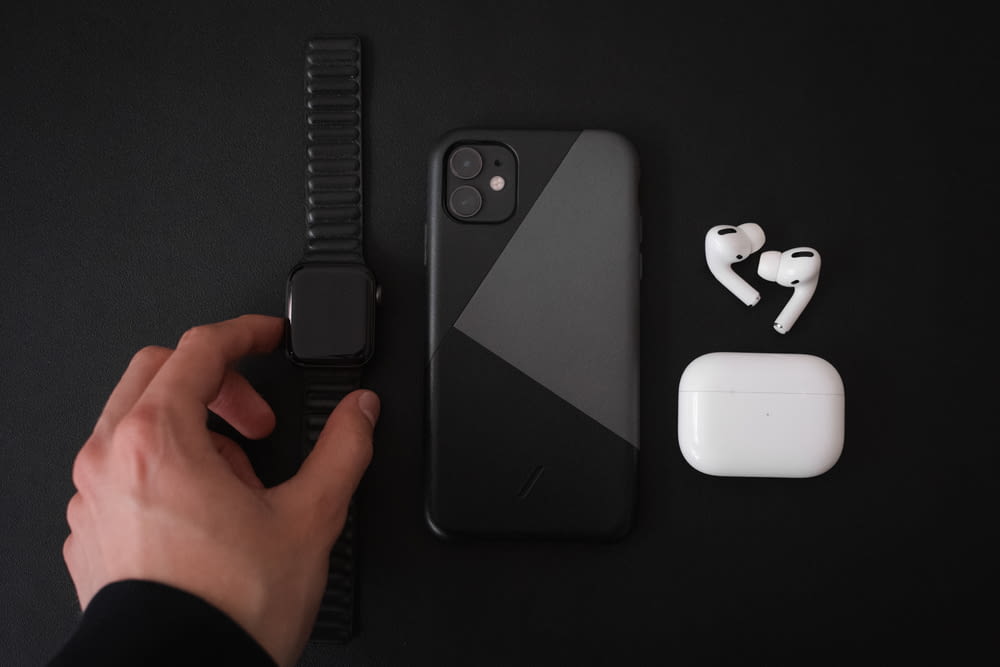 iphone 7 preto com airpods de maçã branca