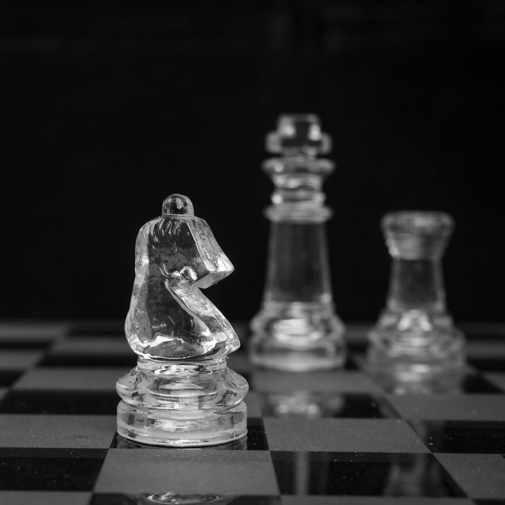foto in scala di grigi di pezzi degli scacchi