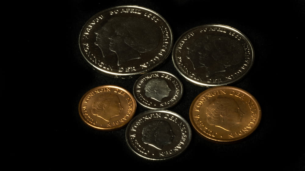 monete rotonde d'argento su superficie nera
