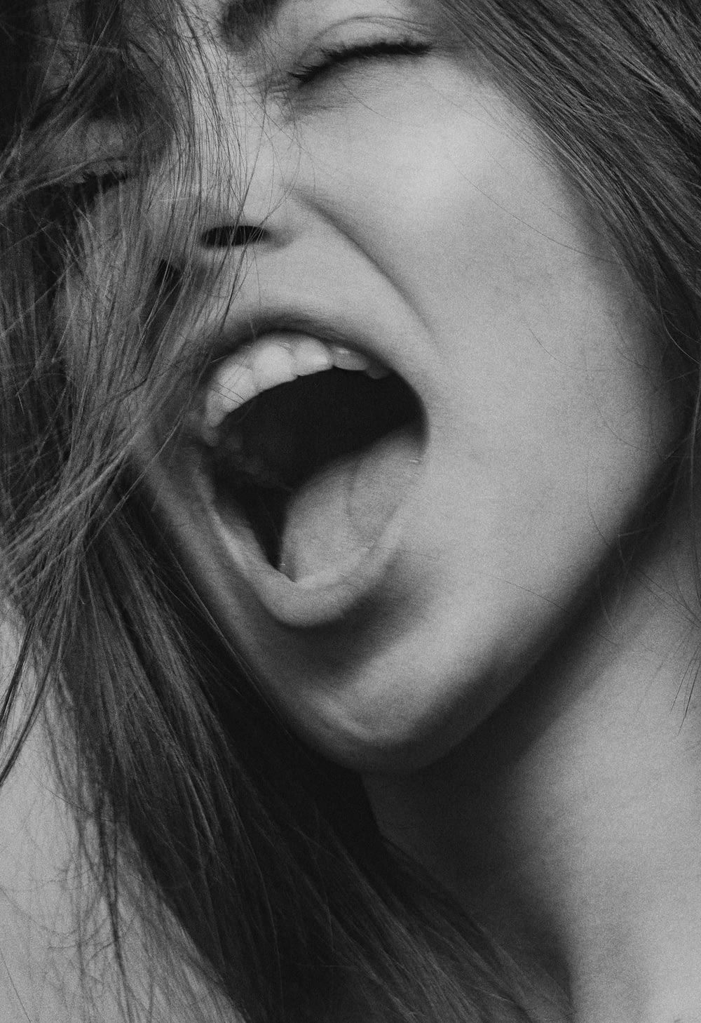 Foto en escala de grises de la boca de la mujer