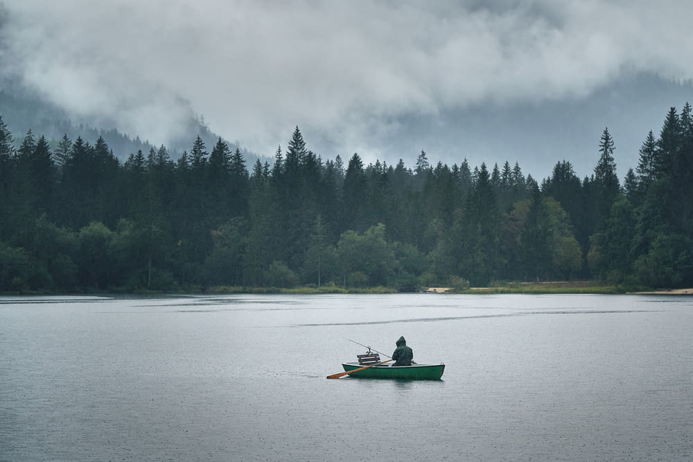 2 persone in kayak sul lago durante il giorno