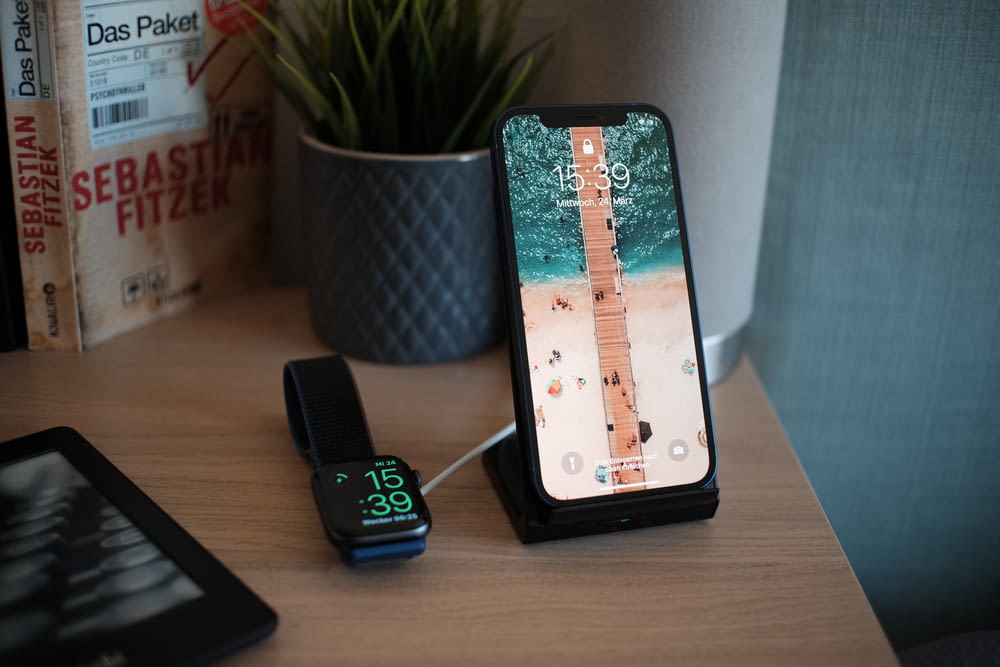 smartphone android samsung preto na mesa de madeira marrom