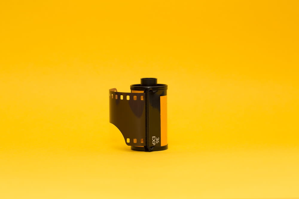 Caméra noire sur surface jaune