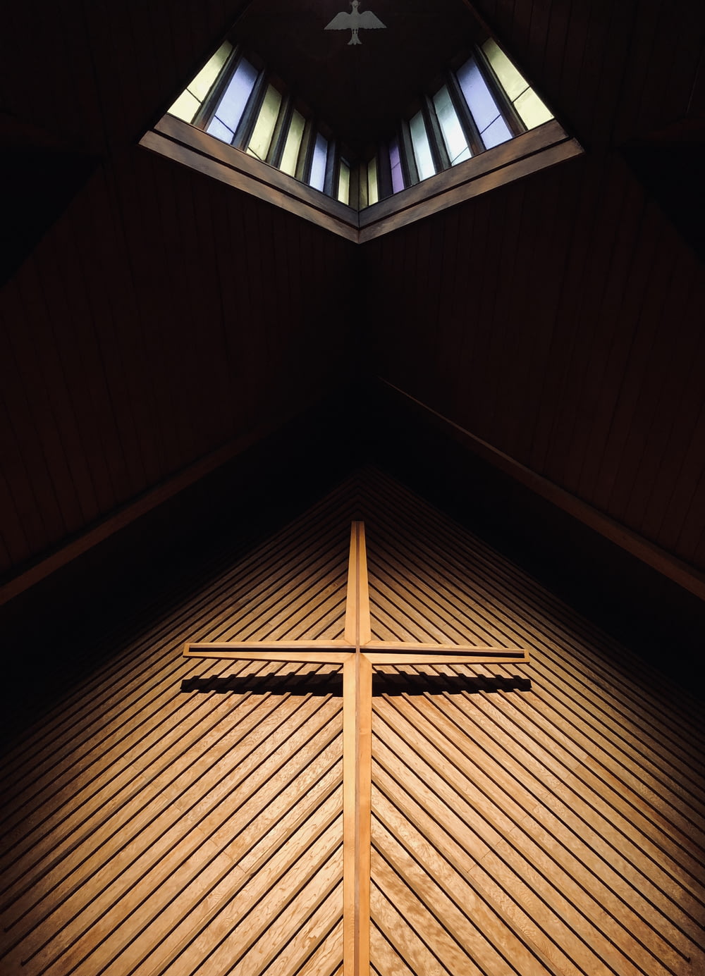 Croix en bois marron sur plafond en bois marron