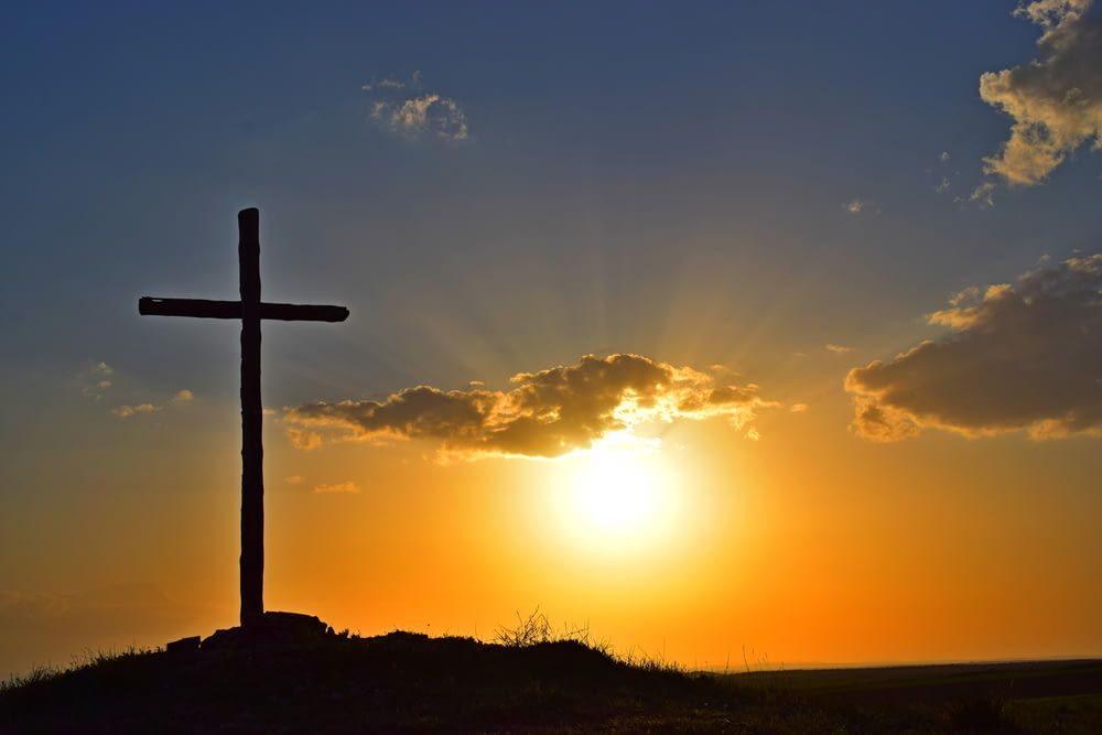 silhouette de croix au coucher du soleil