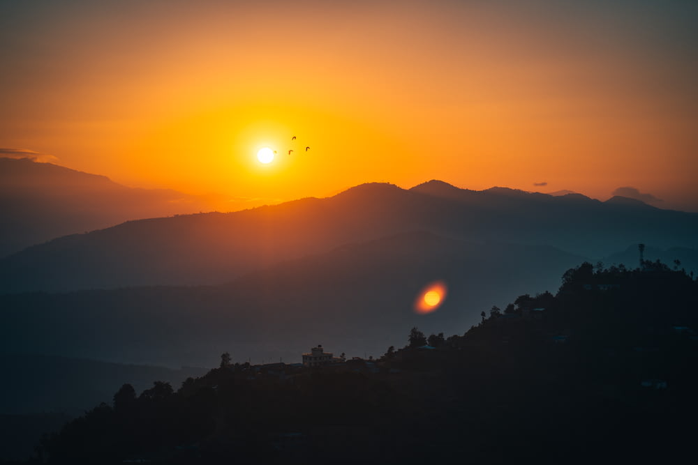 Silhouette de montagne au coucher du soleil