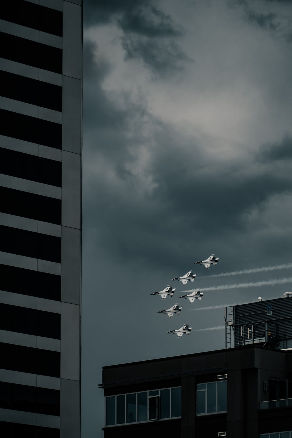 고층 건물 위를 비행하는 전투기 그룹