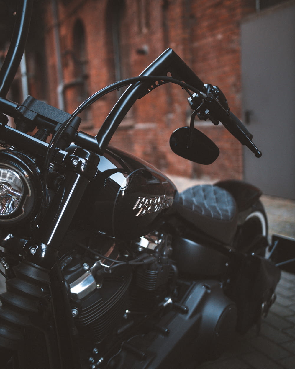茶色の壁の近くの黒いオートバイ