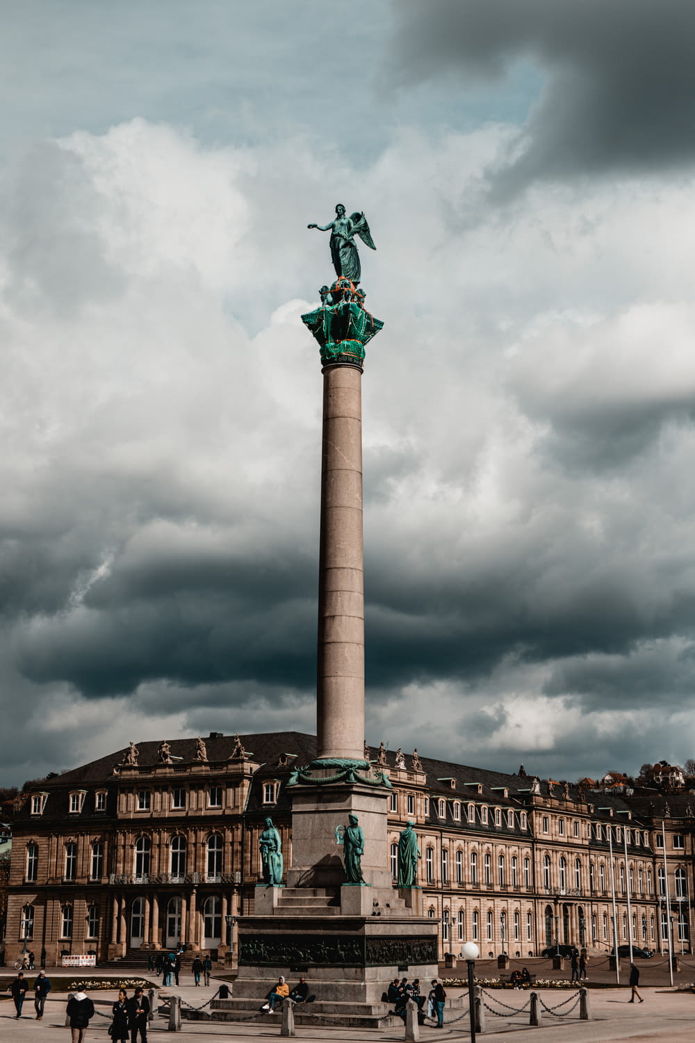 estátua da liberdade sob o céu nublado durante o dia