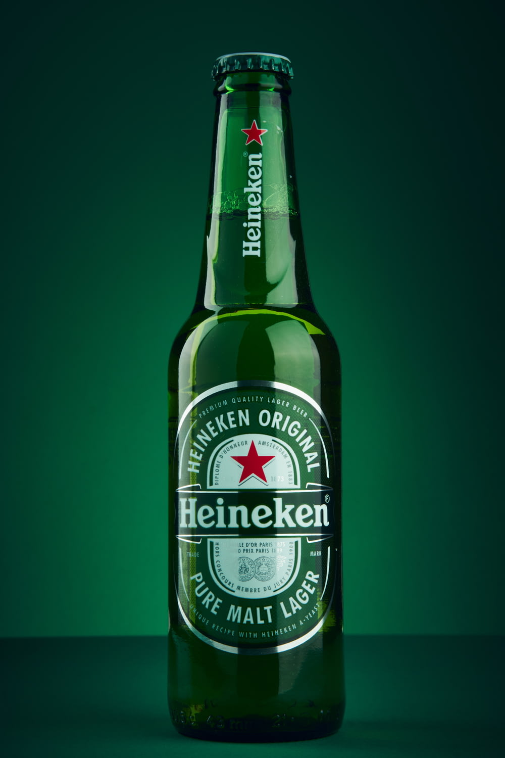 녹색 표면에 하이네켄 맥주병