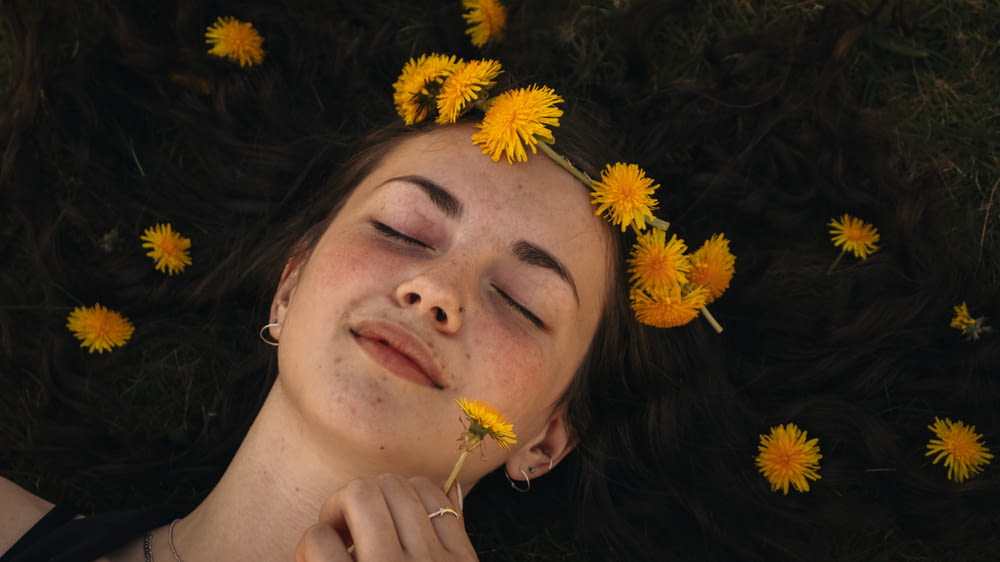 mujer con flor amarilla en la oreja