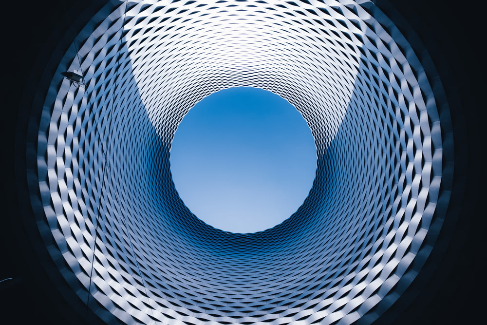 Túnel en espiral azul y blanco