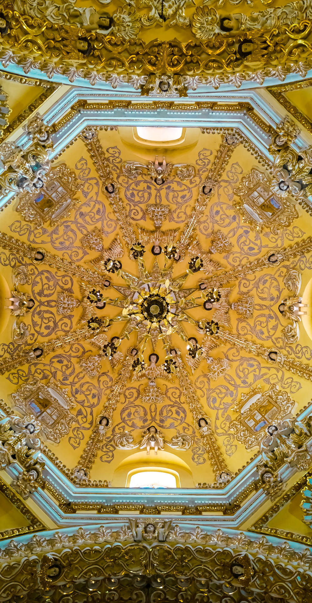 黄色と白の花柄の天井