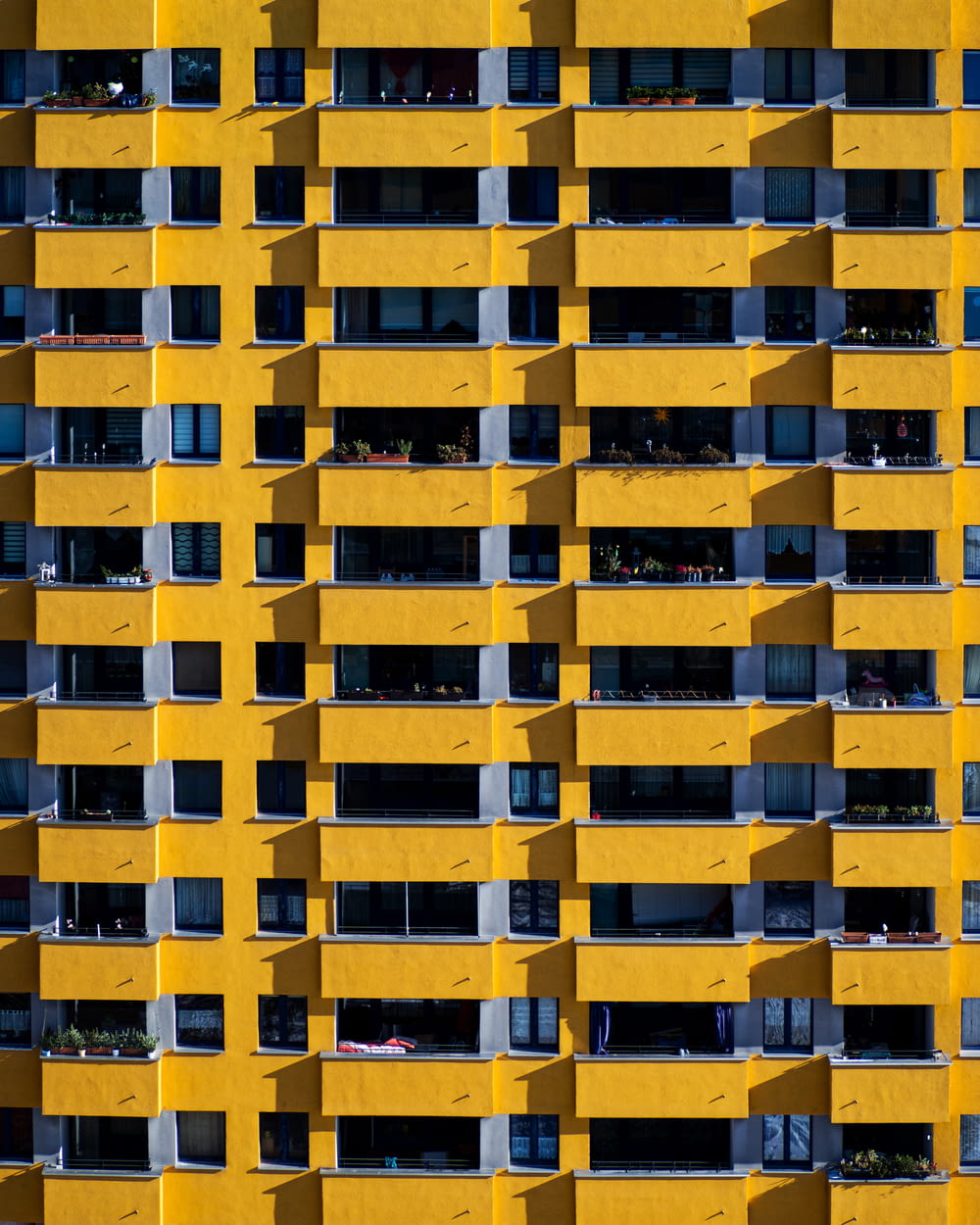 edifício de concreto amarelo e preto