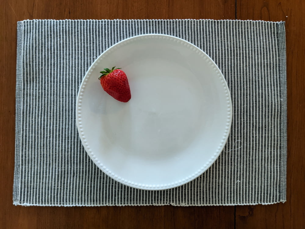흰색 세라믹 접시에 빨간 딸기