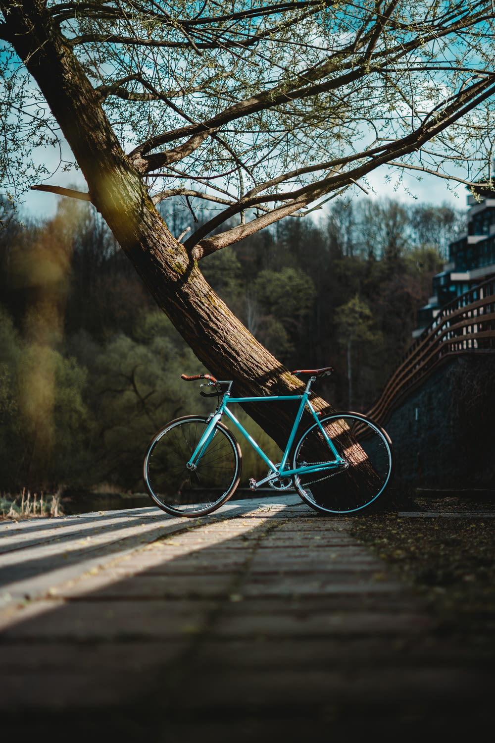 Vélo de ville bleu sur un pont en bois