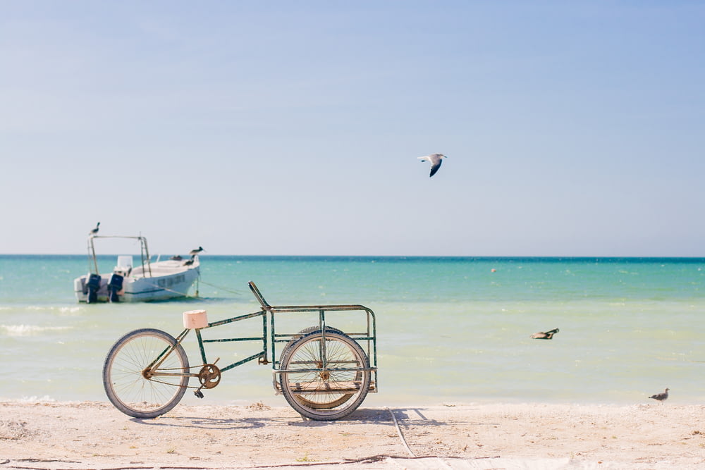 낮 동안 해변에서 하얀 자전거