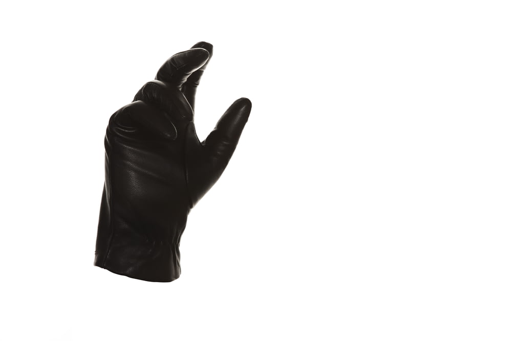 guanti in pelle nera su sfondo bianco