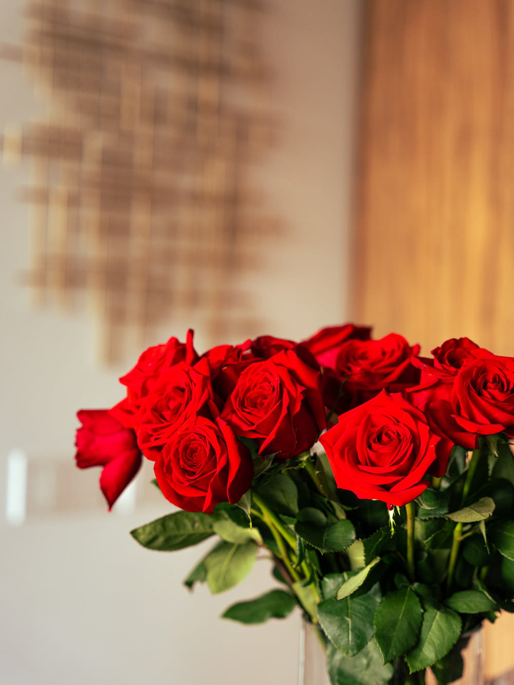 Rote Rosen in Klarglasvase