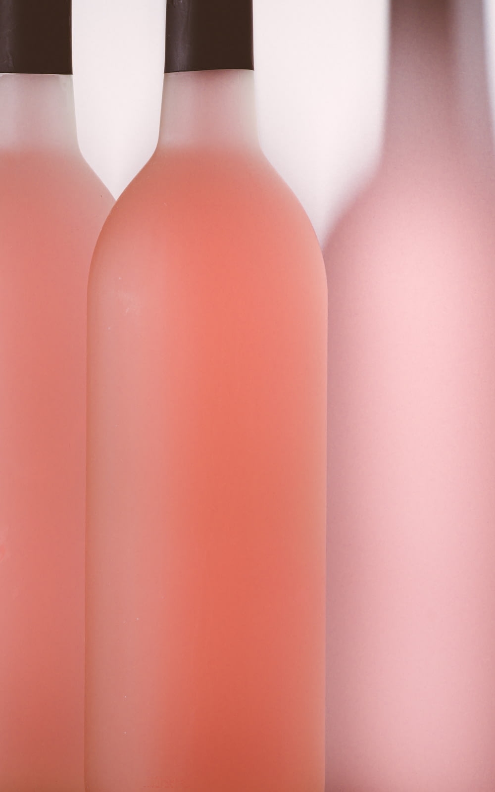 rosa und weiße Plastikflaschen