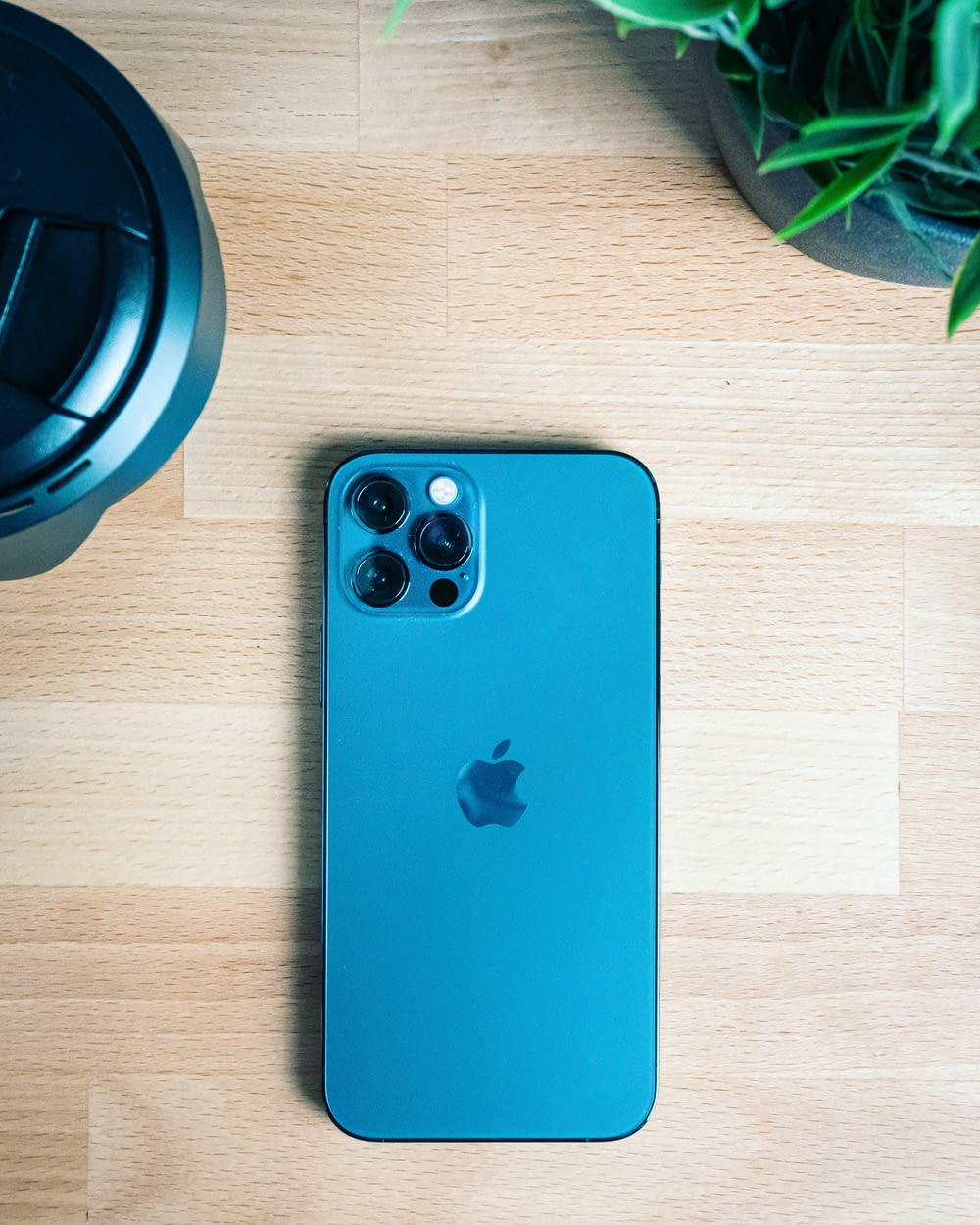 갈색 나무 테이블에 블루 아이폰 5 C