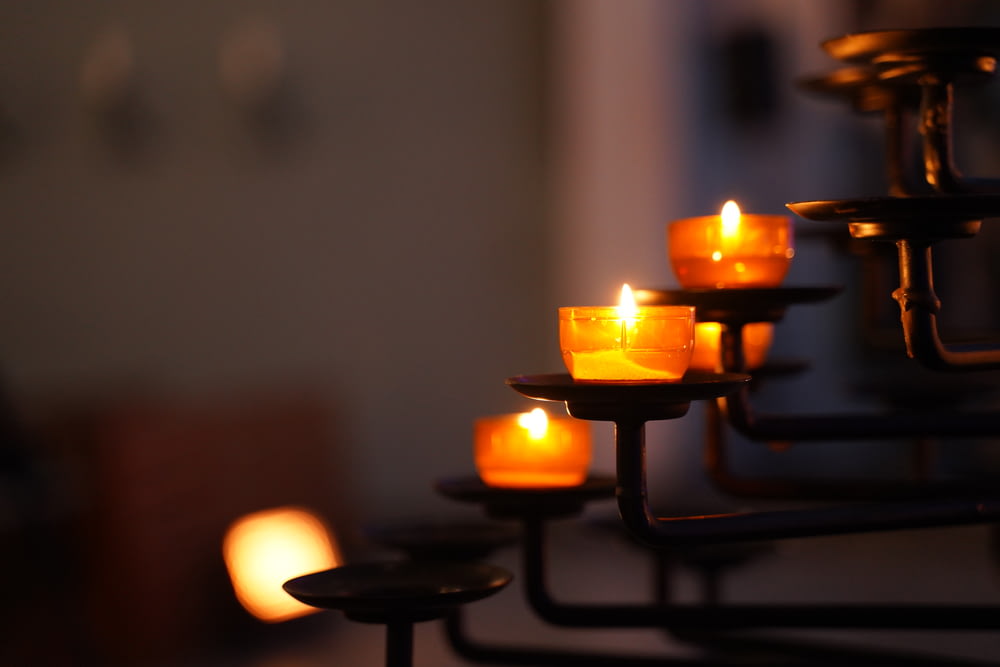 candele accese su portacandele in metallo nero