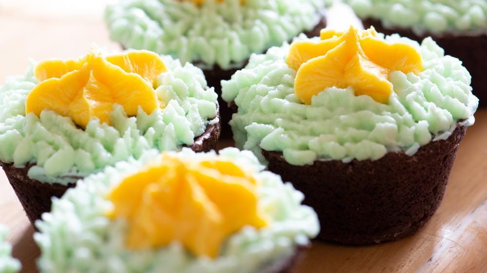gelber und grüner Kuchen mit weißer Glasur oben drauf