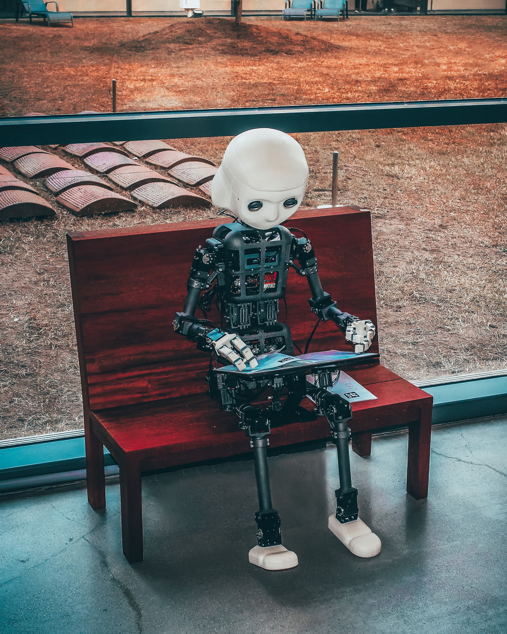 赤い木製のテーブルの上の黒と白のロボットのおもちゃ