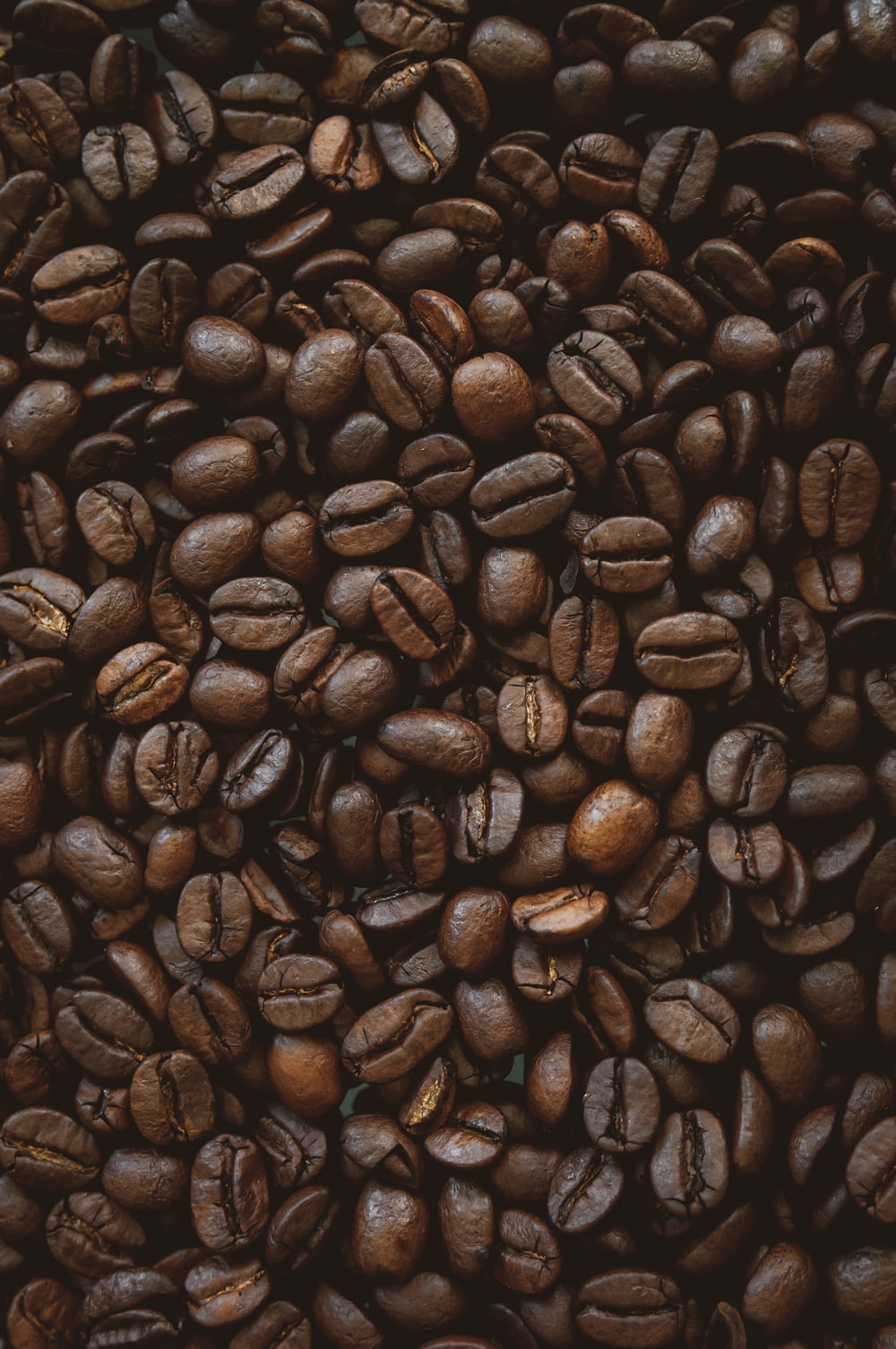 grains de café bruns sur surface noire