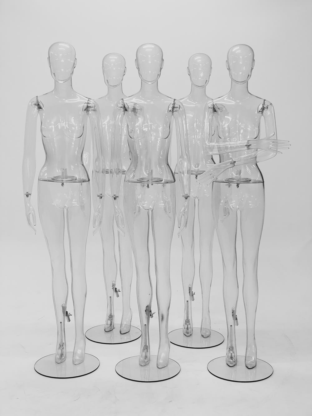 Botellas de vidrio transparente sobre superficie blanca