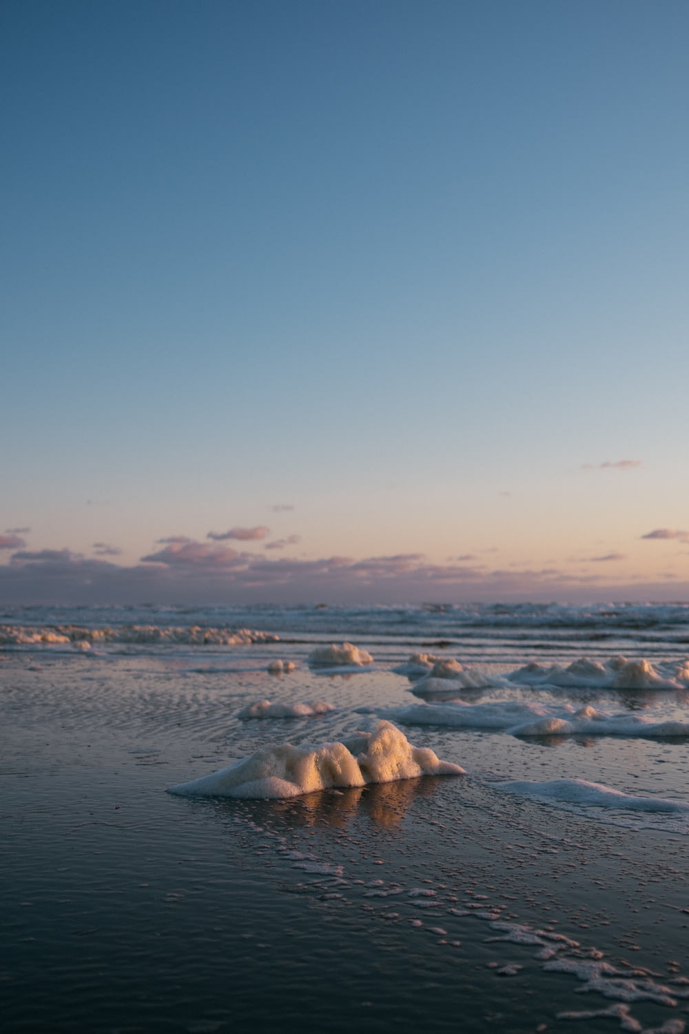 blocs de glace sur le rivage de la plage pendant la journée