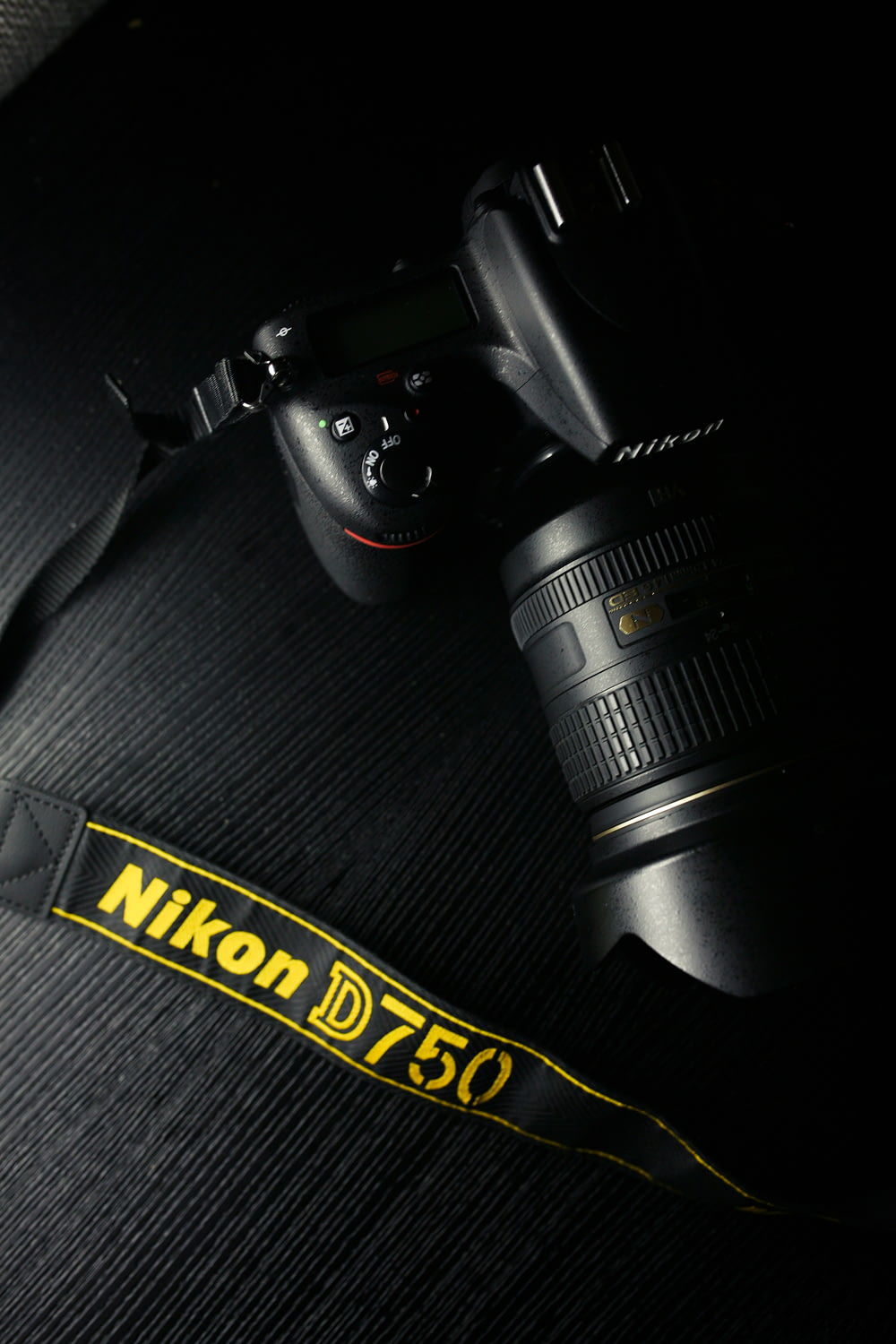 Cámara réflex digital Nikon negra sobre textil gris